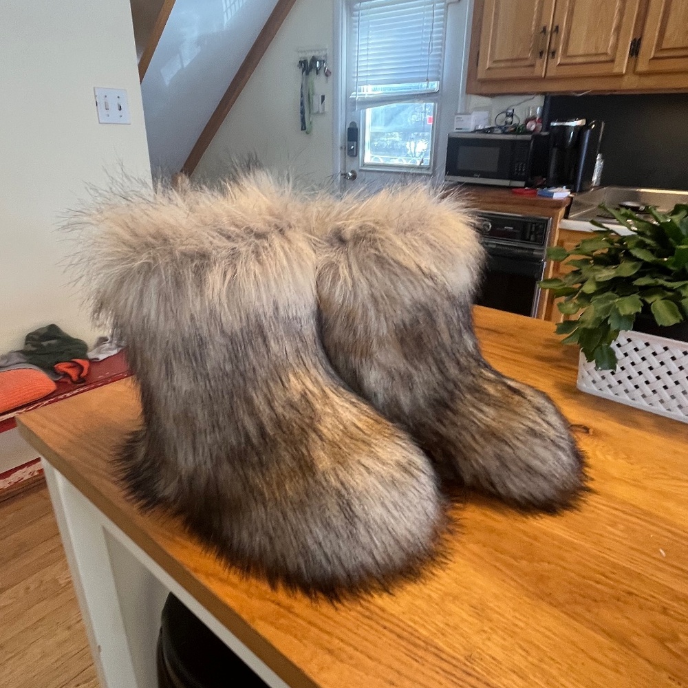 NWOT Skims faux fur boots